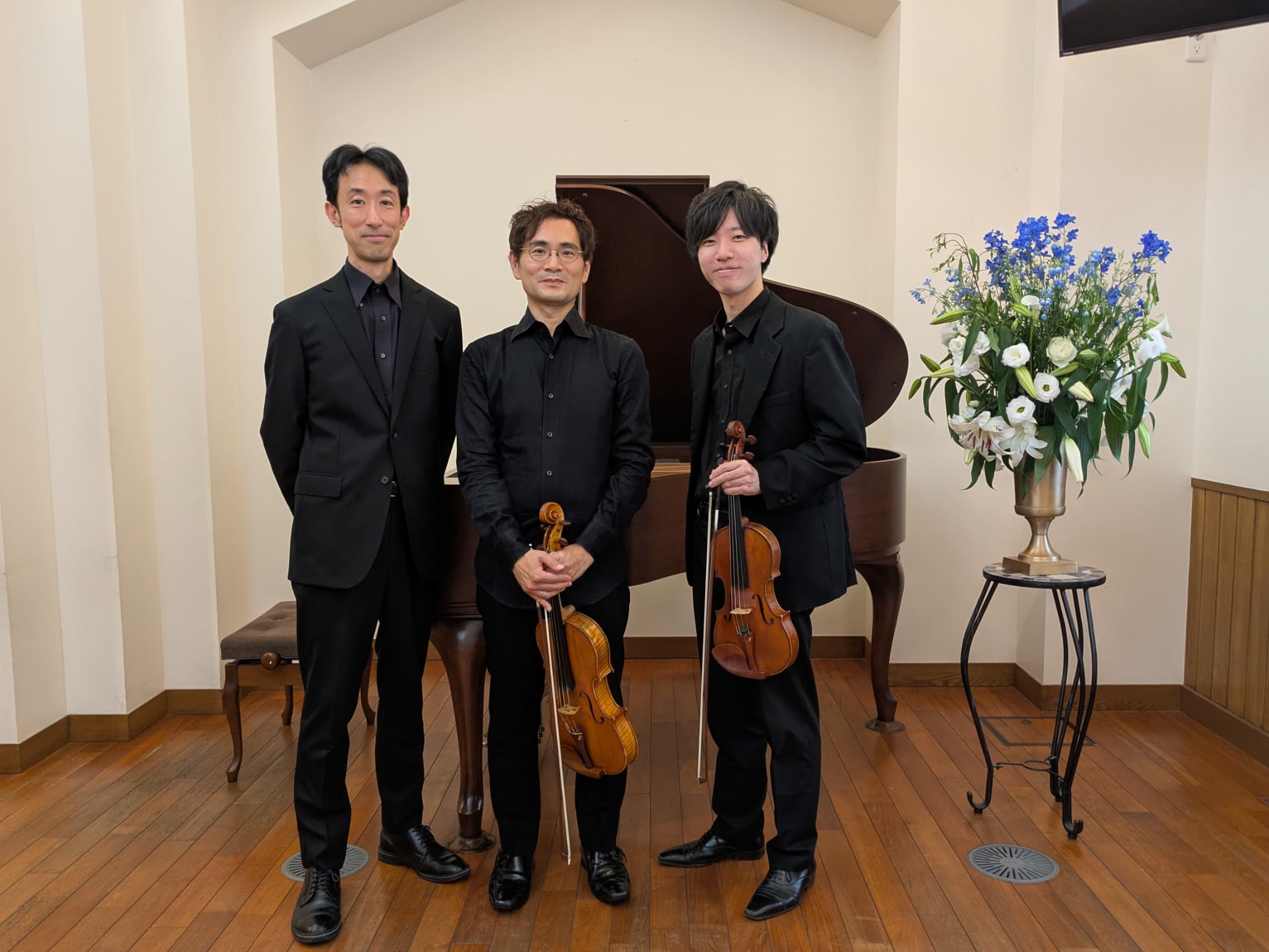 左からピアノの大石真裕さん、主宰の佐藤、ヴァイオリンの山本佳輝さん